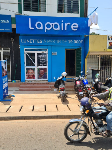 Boutique Lapaire Calavi Mairie avec vitrine contemporaine et signalétique professionnelle