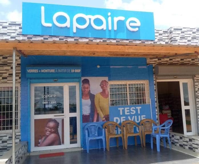 Magasin Lapaire Legbassito avec baies vitrées et logo bien visible